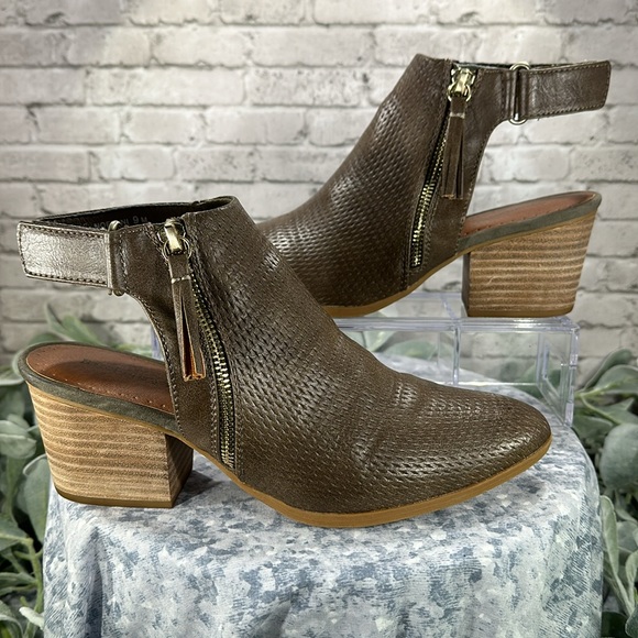 BareTraps Noelani Dark Olive Perforated Round Toe Ankle Booties WMS 9M🌟EUC🌟 - Picture 4 of 11